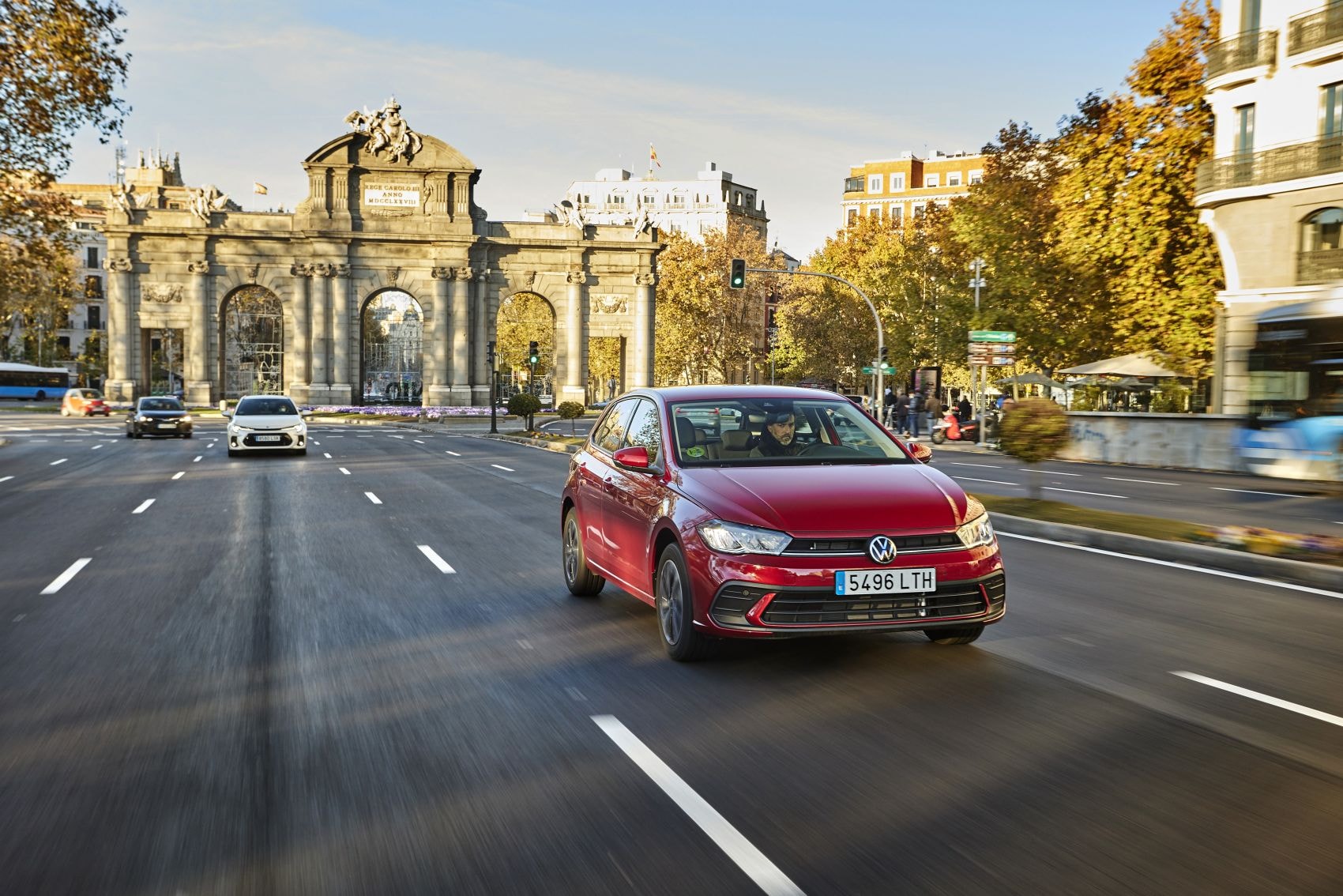 Volkswagen Polo rojo en una vía urbana, destacando su diseño dinámico.