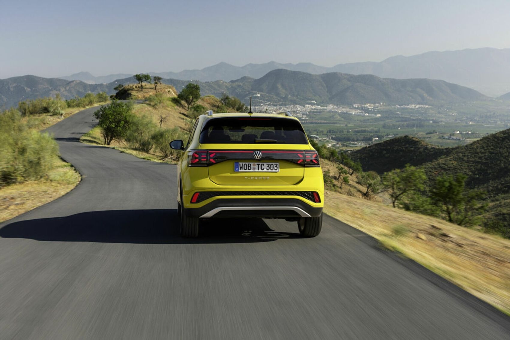 Vista trasera del T-Cross en un entorno natural, una fusión de diseño y funcionalidad.