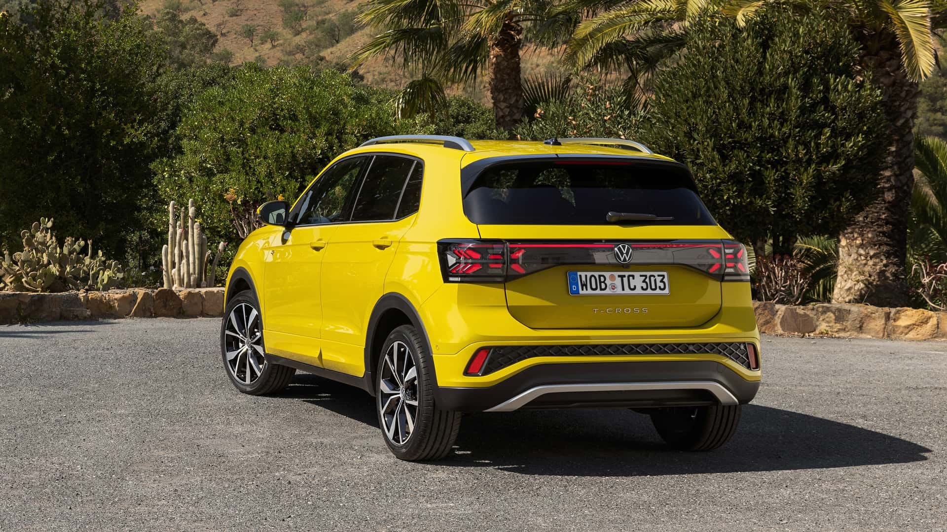 Vista trasera y lateral del Volkswagen T-Cross en color amarillo.