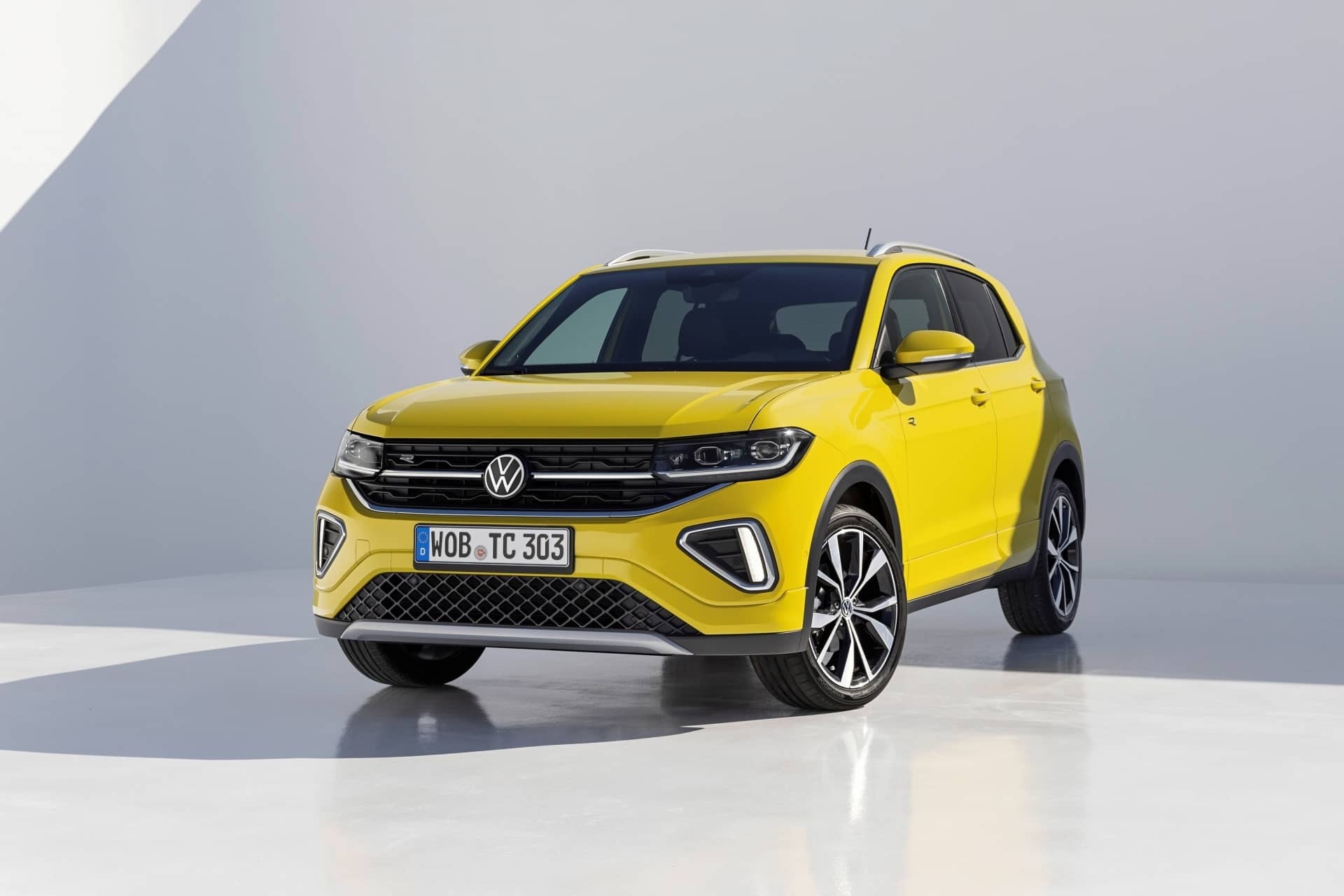 Imagen de estudio del Volkswagen T-Cross, enfatizando su frontal distintivo.