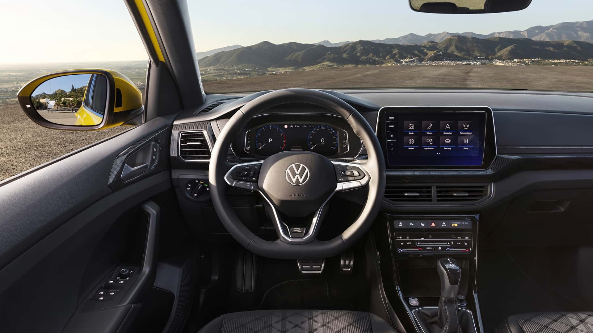 Cabina del Volkswagen T-Cross mostrando volante y consola central.