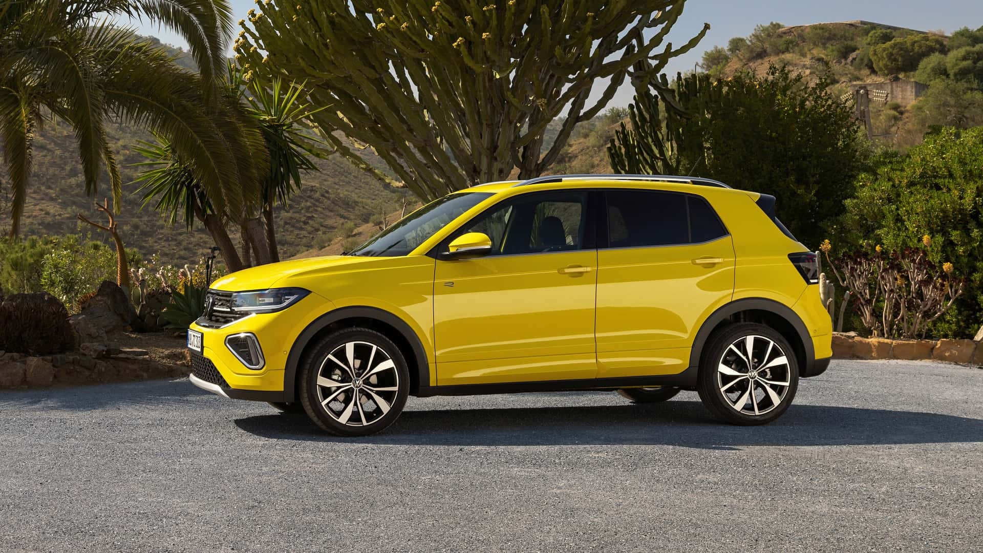 Perfil lateral del Volkswagen T-Cross en un entorno natural.