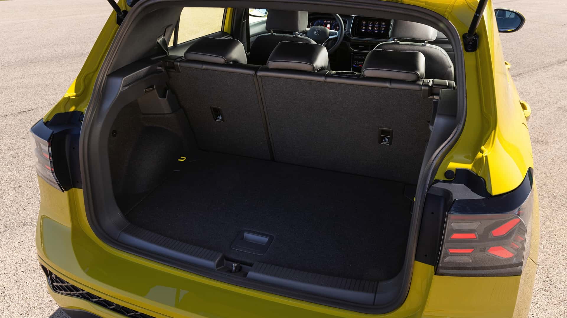 Espacioso maletero del Volkswagen T-Cross con los asientos traseros abatidos.
