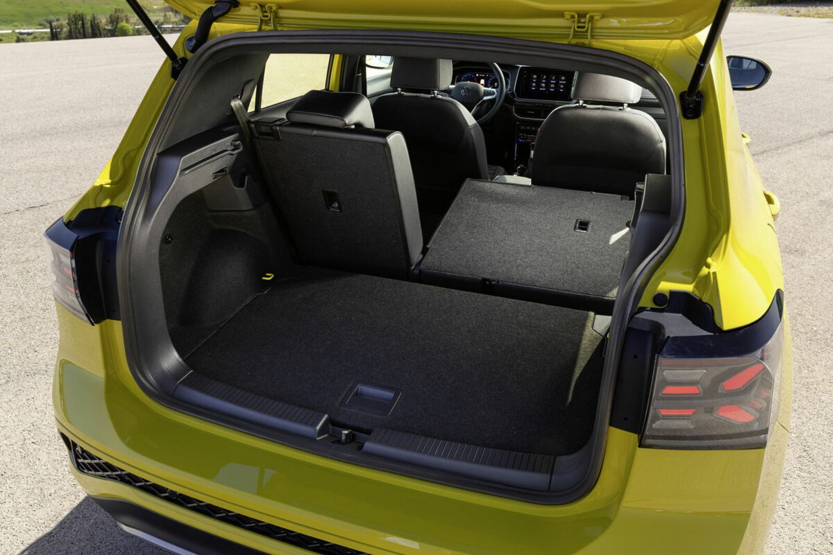 Rueda del Volkswagen T-Cross, destacando su elegante diseño y detalles.