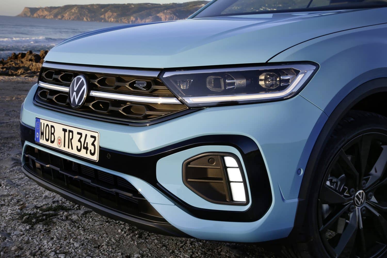Primer plano de la sección delantera del Volkswagen T-Roc Cabrio.