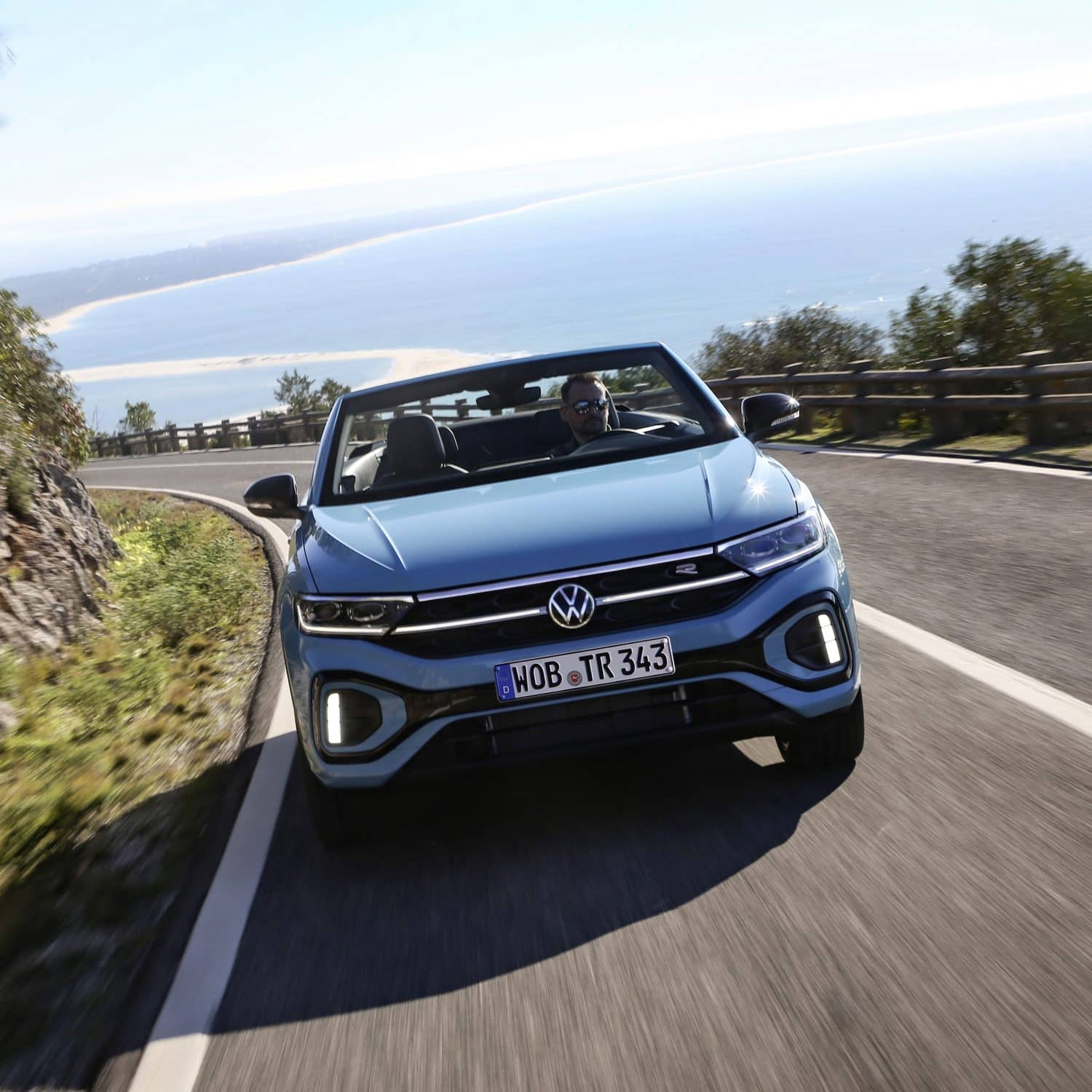 Imagen dinámica del T-Roc Cabrio, transmitiendo sensación de movimiento y libertad.