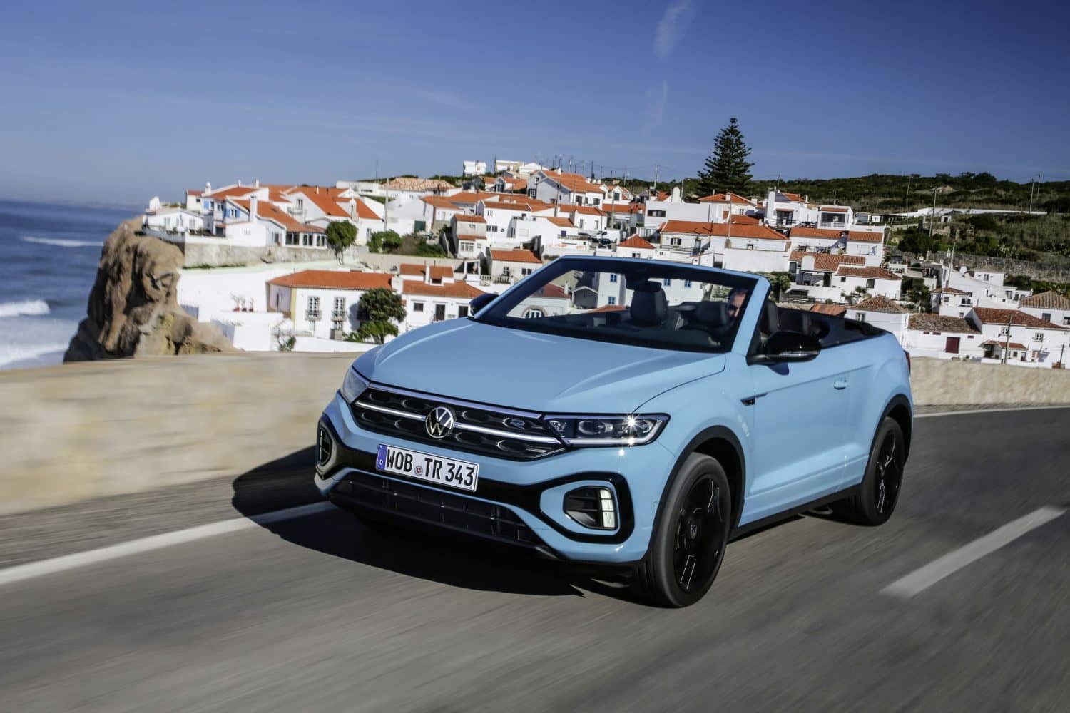 El Volkswagen T-Roc Cabrio en acción, reflejando su carácter dinámico en costa.