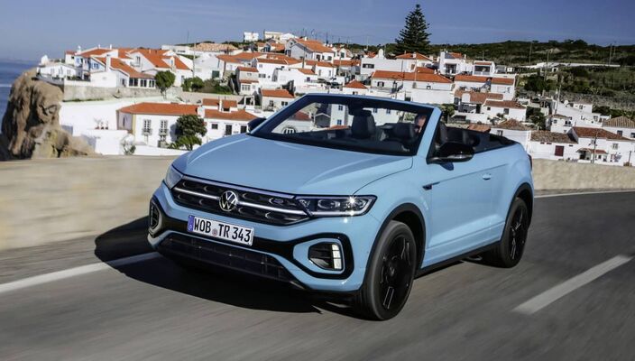 Volkswagen T-Roc Cabrio en movimiento, vista lateral y delantera