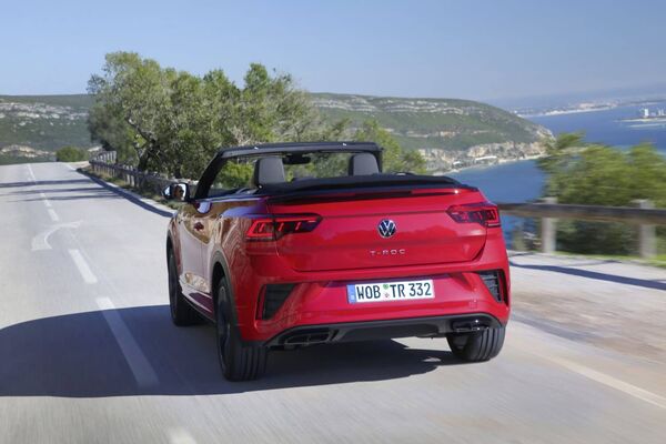 Vista trasera y lateral del T-Roc Cabrio en carretera Vista trasera y lateral del T-Roc Cabrio en carretera