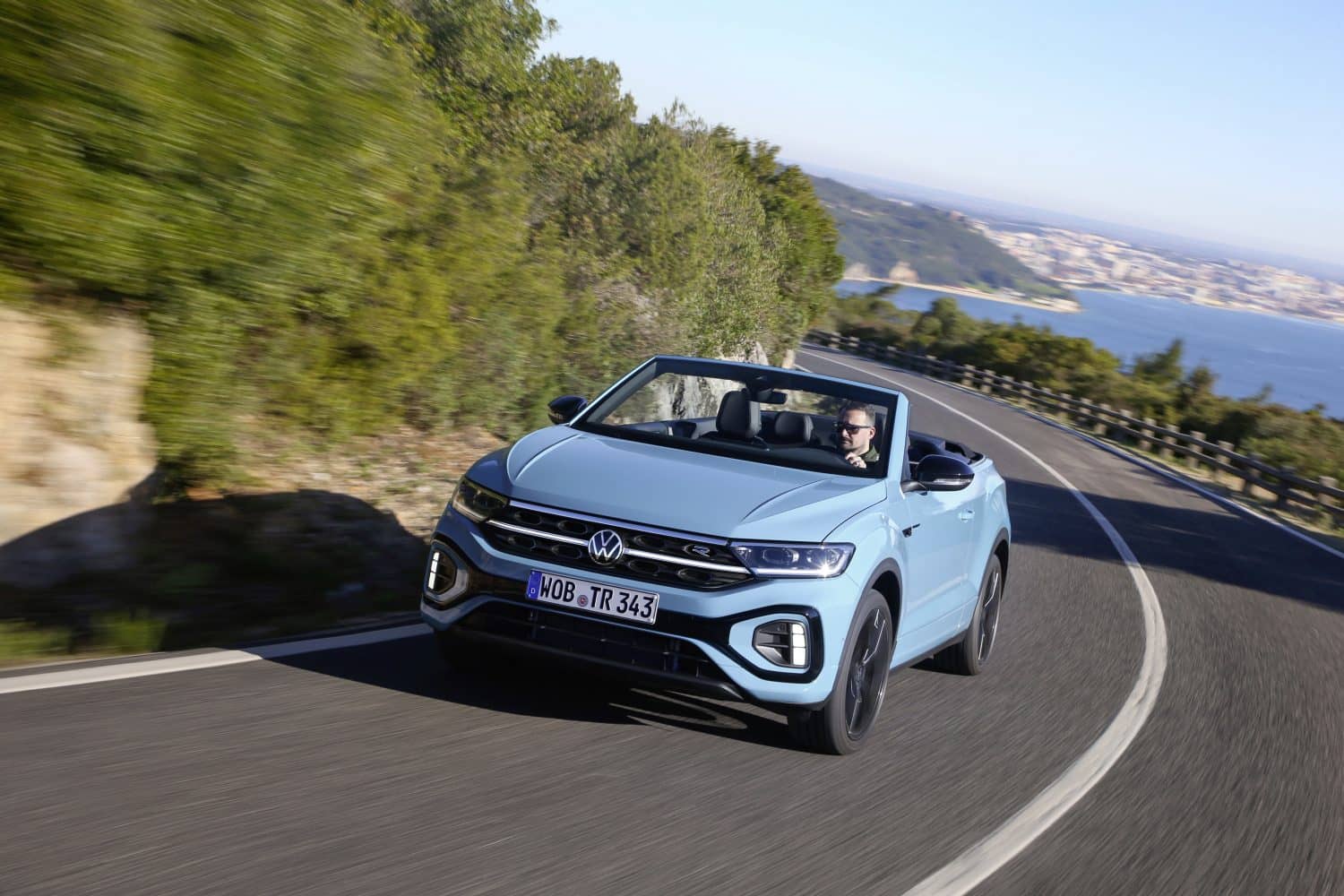 Conductor al volante del T-Roc Cabrio, vista frontal durante la conducción.