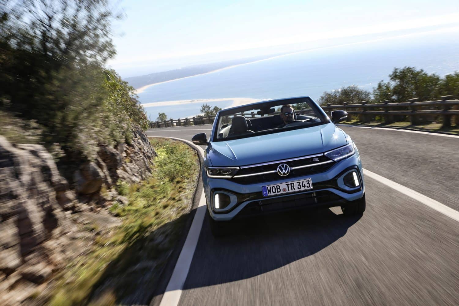 Perspectiva frontal y lateral en movimiento, destacando la estampa del T-Roc Cabrio.