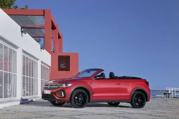 Diseño lateral del T-Roc Cabrio resaltando sus líneas y capota Diseño lateral del T-Roc Cabrio resaltando sus líneas y capota
