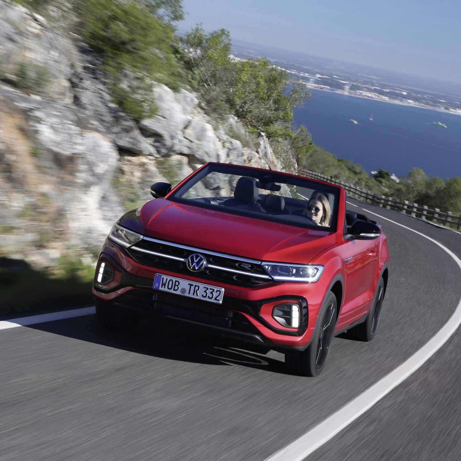 Dinámica en carretera, Volkswagen T-Roc Cabrio con capota bajada.