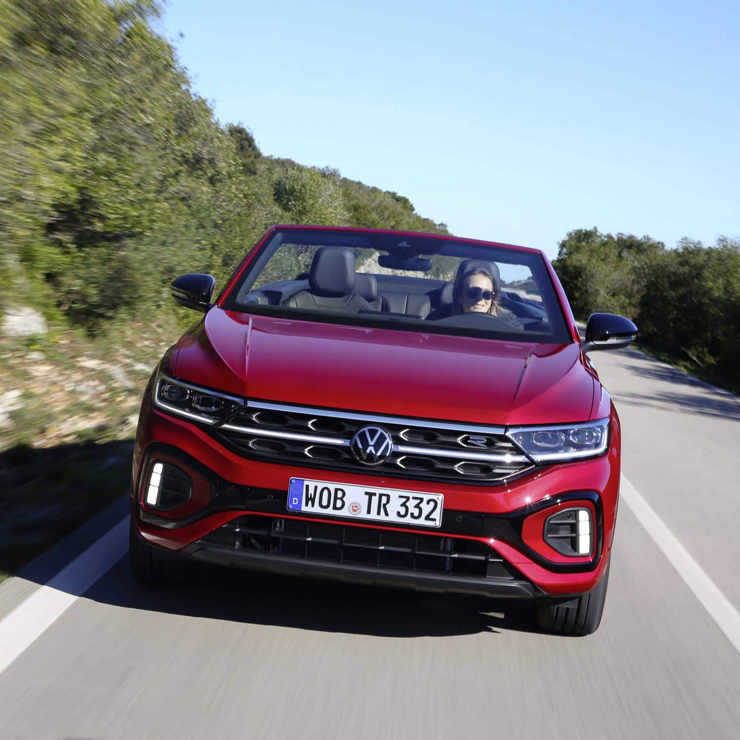 Acción en carretera, vista frontal del Volkswagen T-Roc Cabrio.