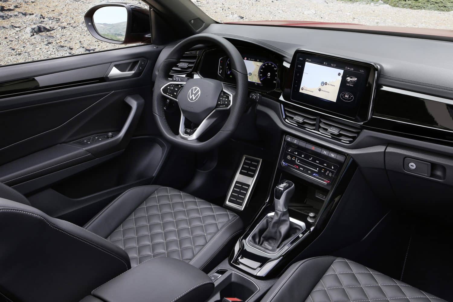 Cockpit del T-Roc Cabrio con asientos de cuero y pantalla de navegación.