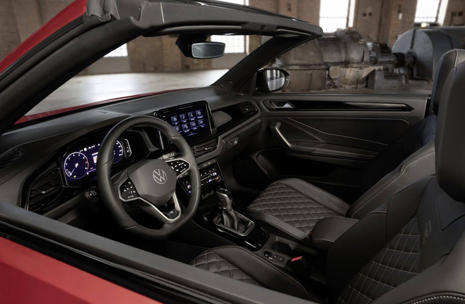Cabina detallada del T-Roc Cabrio con acabados de lujo