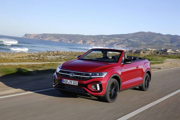 Volkswagen T-Roc Cabrio con vista lateral y del techo retráctil Volkswagen T-Roc Cabrio con vista lateral y del techo retráctil