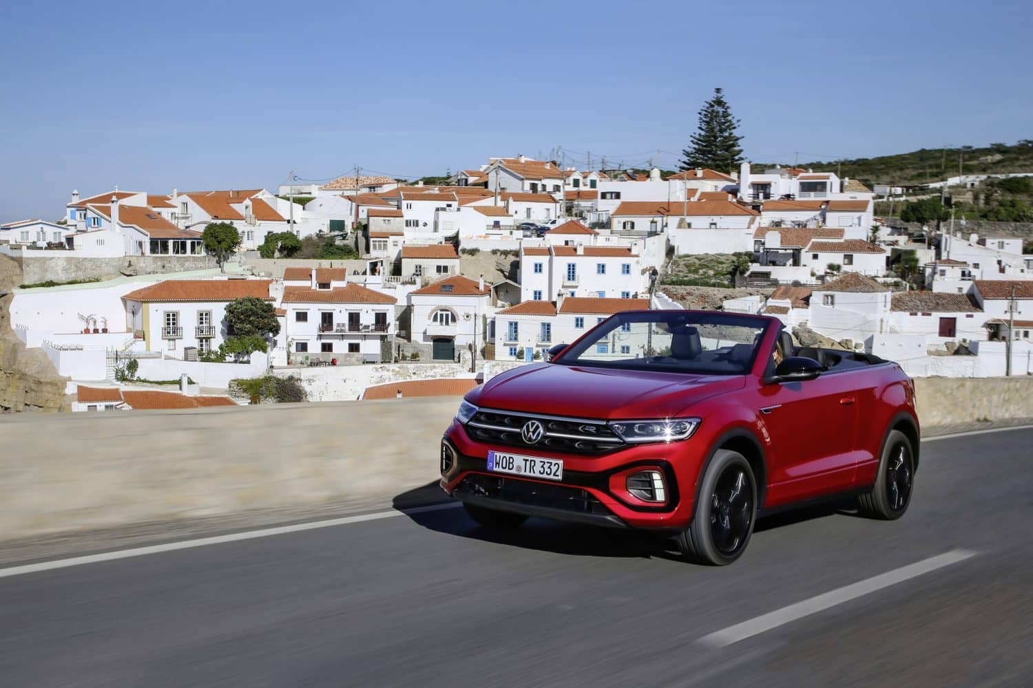 Imagen lateral del T-Roc Cabrio en un entorno urbano, destacando su versatilidad.