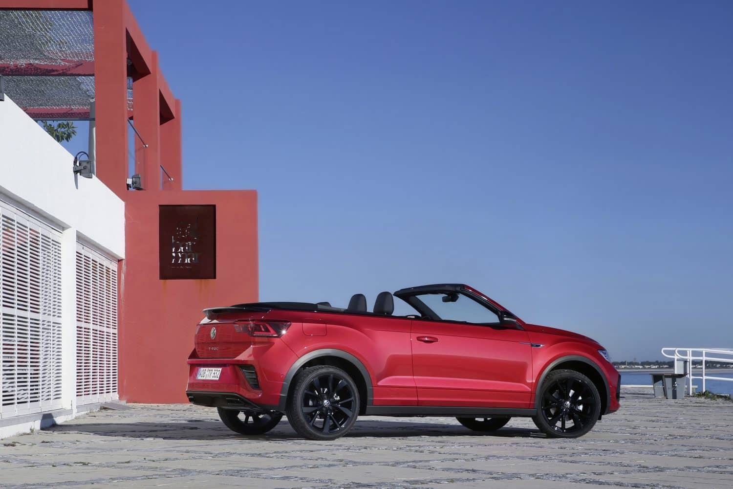 Perfil lateral del T-Roc Cabrio aparcado, realzando líneas y diseño exclusivo.