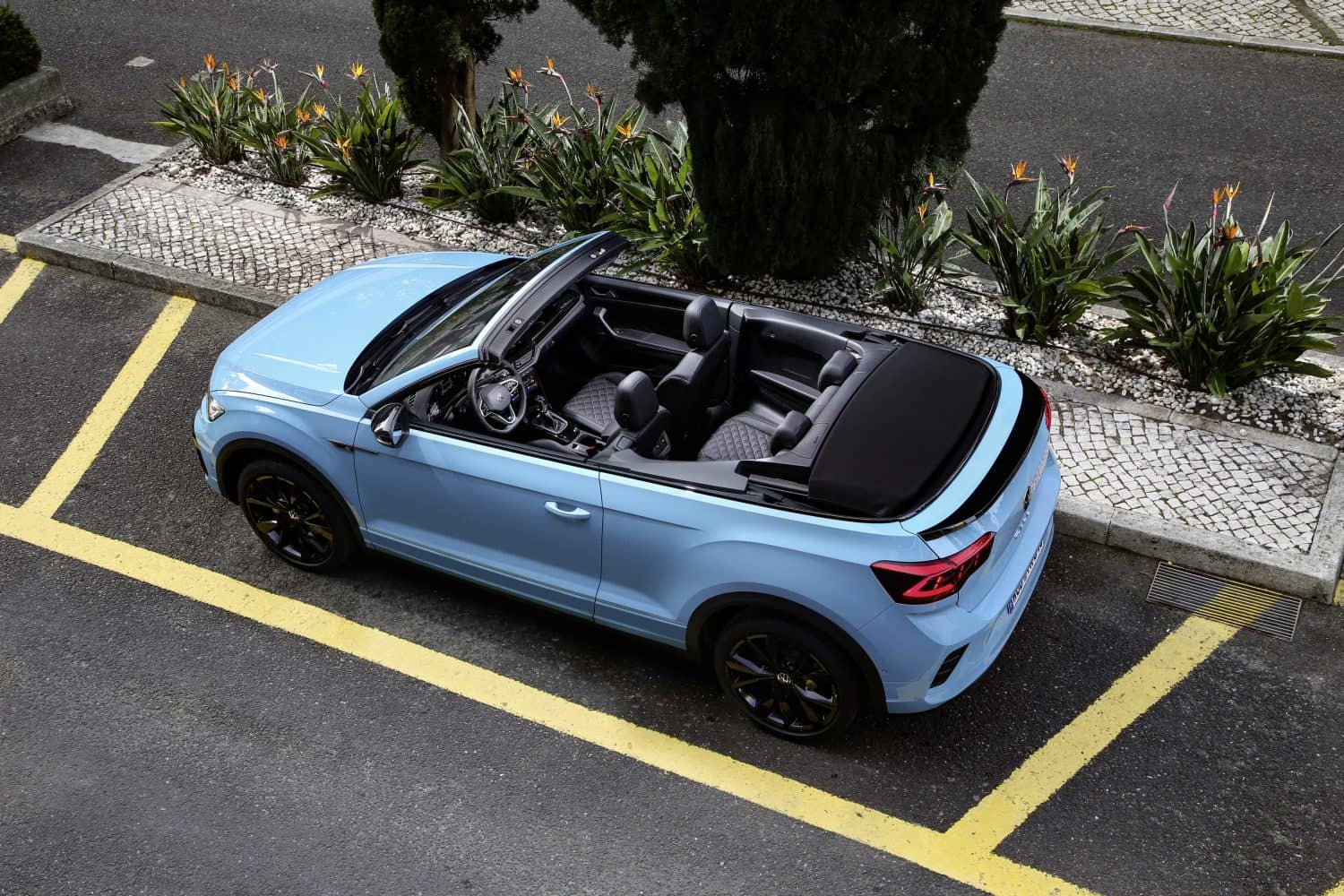 Imagen superior del T-Roc Cabrio, enfocando en diseño del techo descapotable.