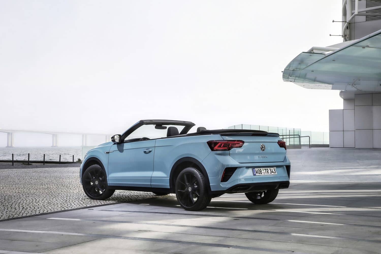 Perspectiva trasera del T-Roc Cabrio con techo convertible abierto.