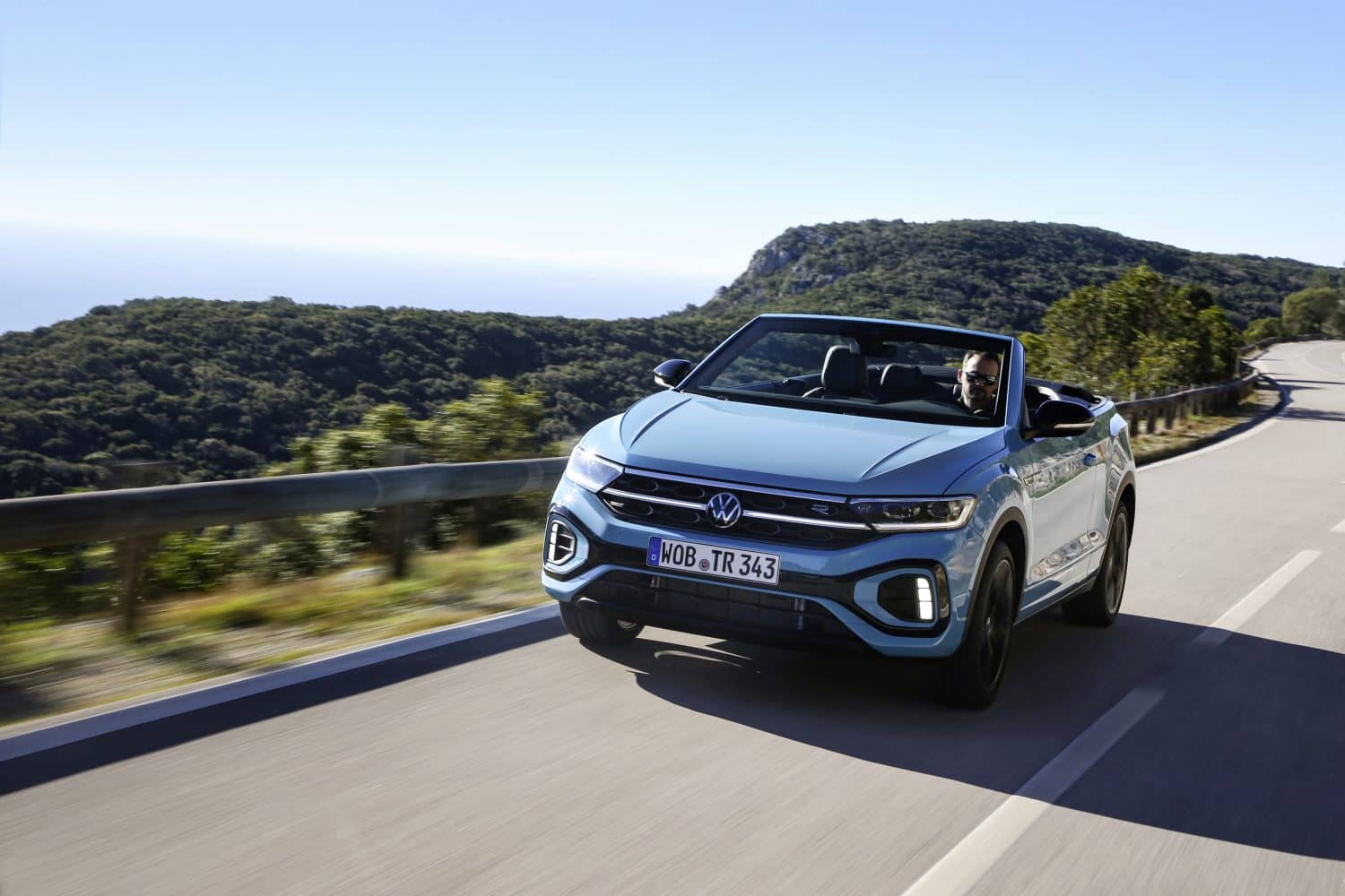 Vista frontal del T-Roc Cabrio, enfatizando la parrilla y faros distintivos.