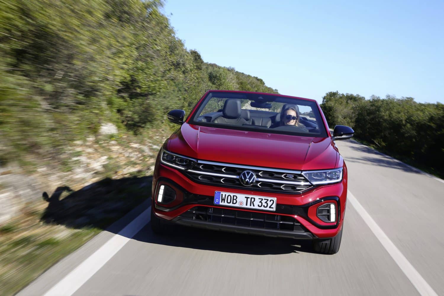 Vista frontal del T-Roc Cabrio en una ruta costera