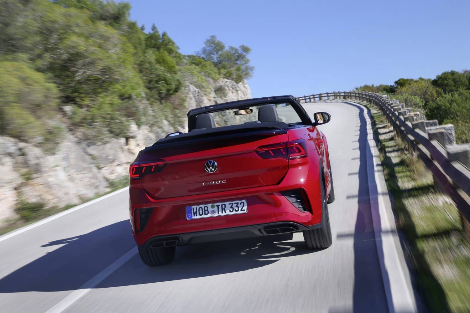 Imagen dinámica del T-Roc Cabrio mostrando la trasera