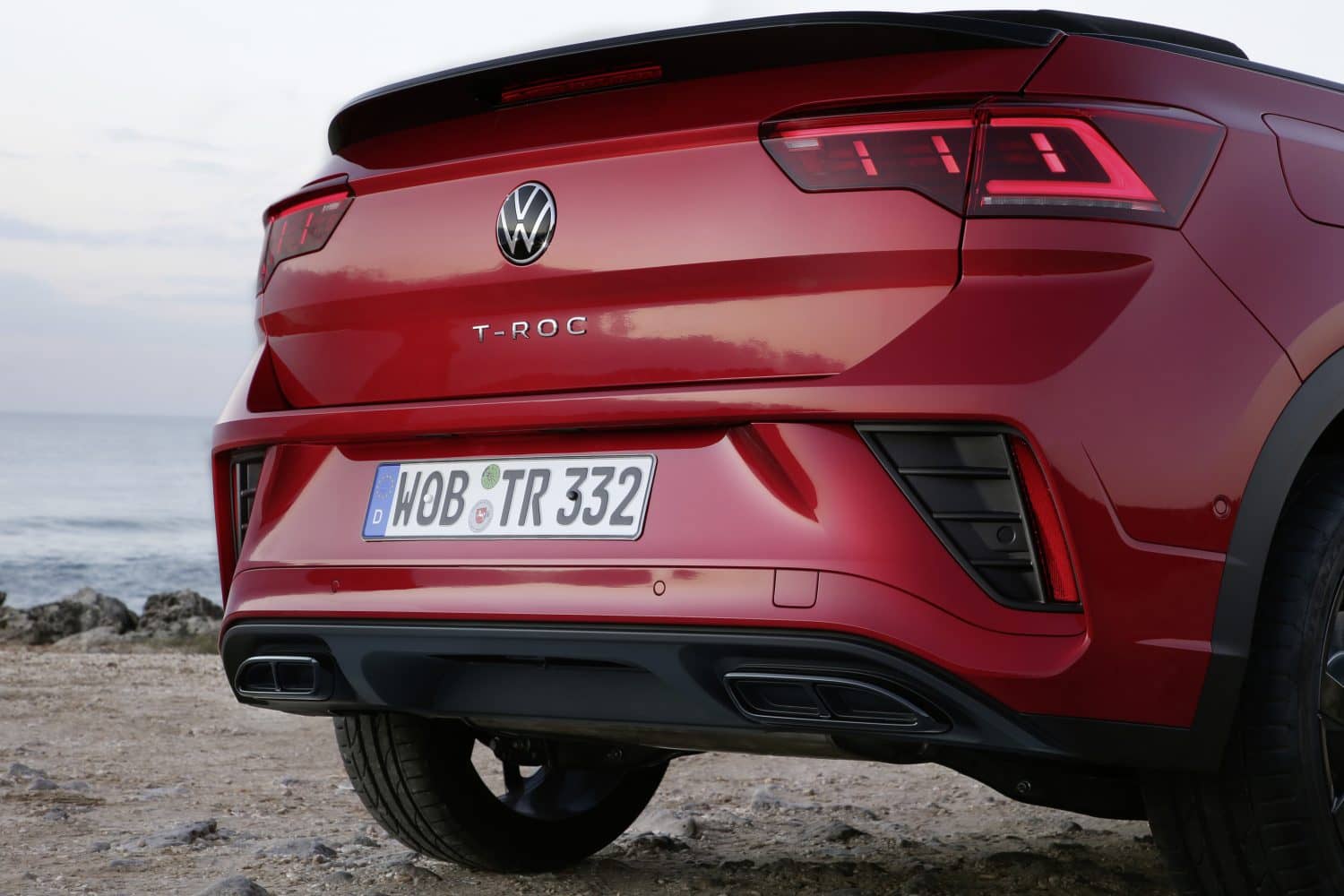 Detalle de la parte trasera del T-Roc Cabrio, con enfoque en faros y acabados.