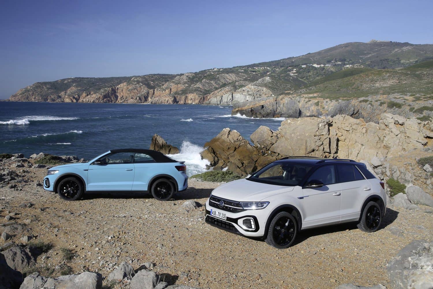 Vw T-Roc Cabrio en entorno marino, realzando su diseño aventurero.