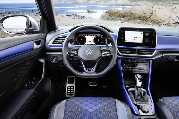 Habitáculo del T-Roc R destacando su ergonomía y acabados. Habitáculo del T-Roc R destacando su ergonomía y acabados.
