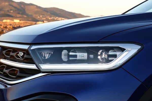 Faro LED con diseño distintivo del Volkswagen T-Roc R. Faro LED con diseño distintivo del Volkswagen T-Roc R.
