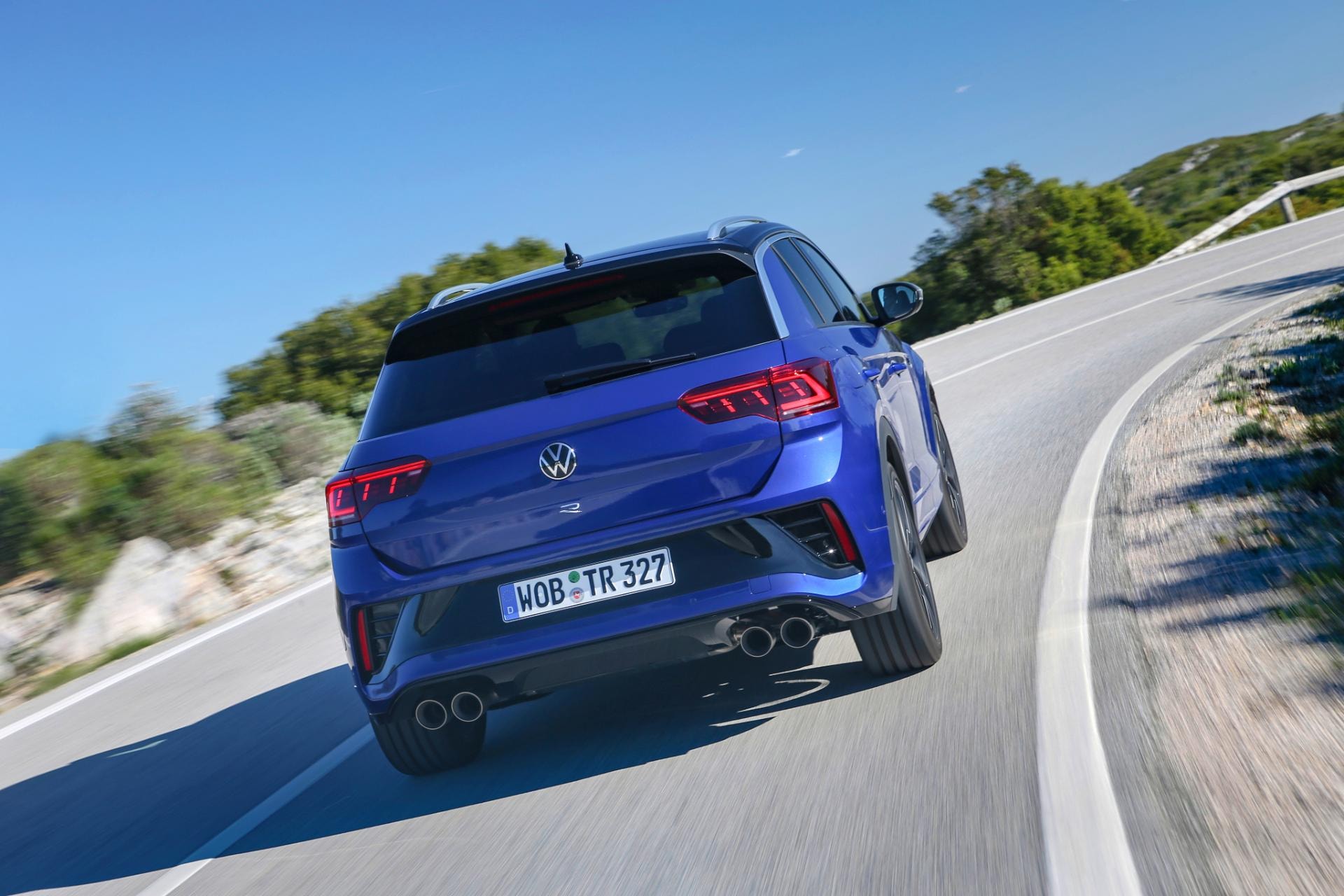 Perspectiva trasera y lateral del Volkswagen T-Roc R en marcha.