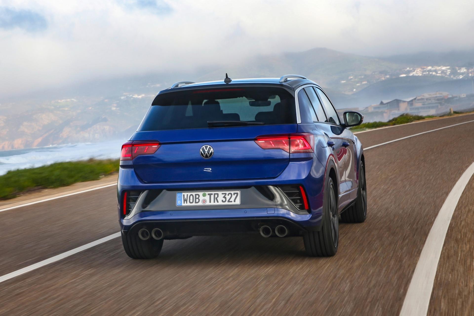 Imagen dinámica del Volkswagen T-Roc R en carretera mostrando trasera.