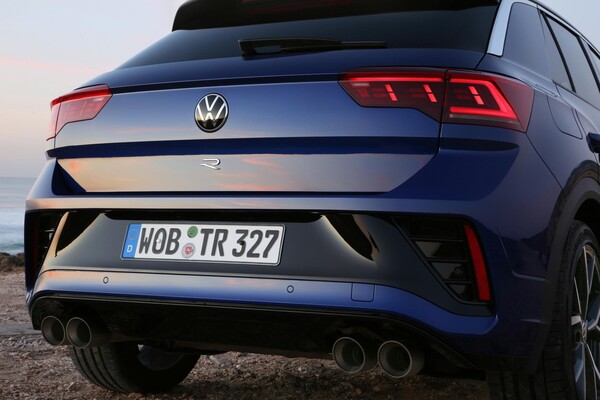 Vista trasera destacando el diseño de escape y luces LED del T-Roc R. Vista trasera destacando el diseño de escape y luces LED del T-Roc R.