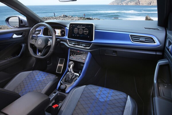 Vista interior con enfoque en asientos y sistema de infotainment. Vista interior con enfoque en asientos y sistema de infotainment.
