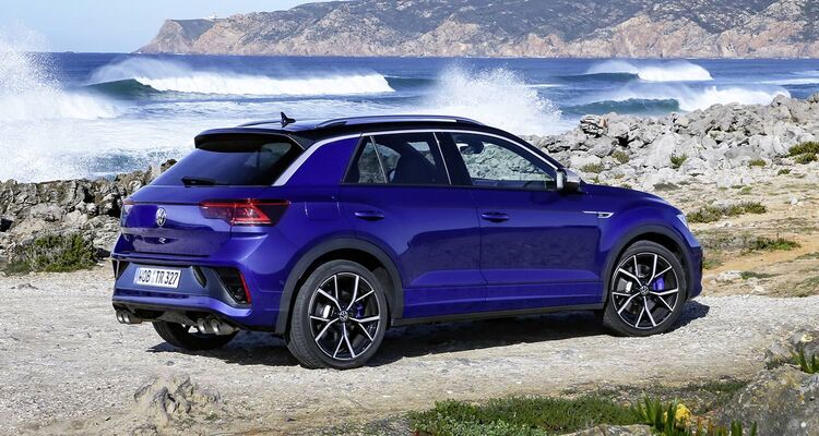 Vista trasera y lateral del T-Roc R con el mar de fondo. Vista trasera y lateral del T-Roc R con el mar de fondo.
