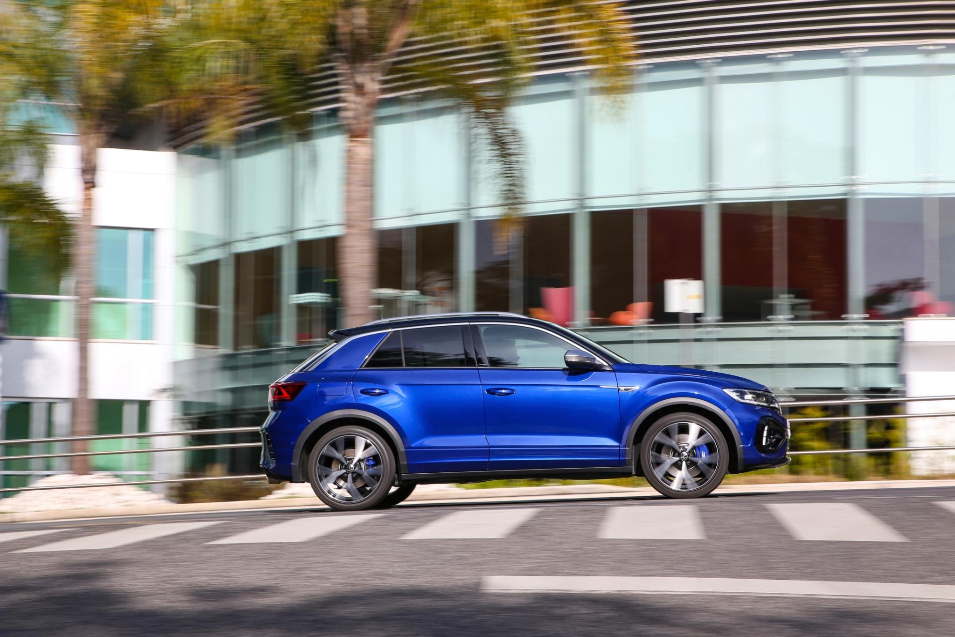 Perfil dinámico del T-Roc R en movimiento, mostrando su línea deportiva.