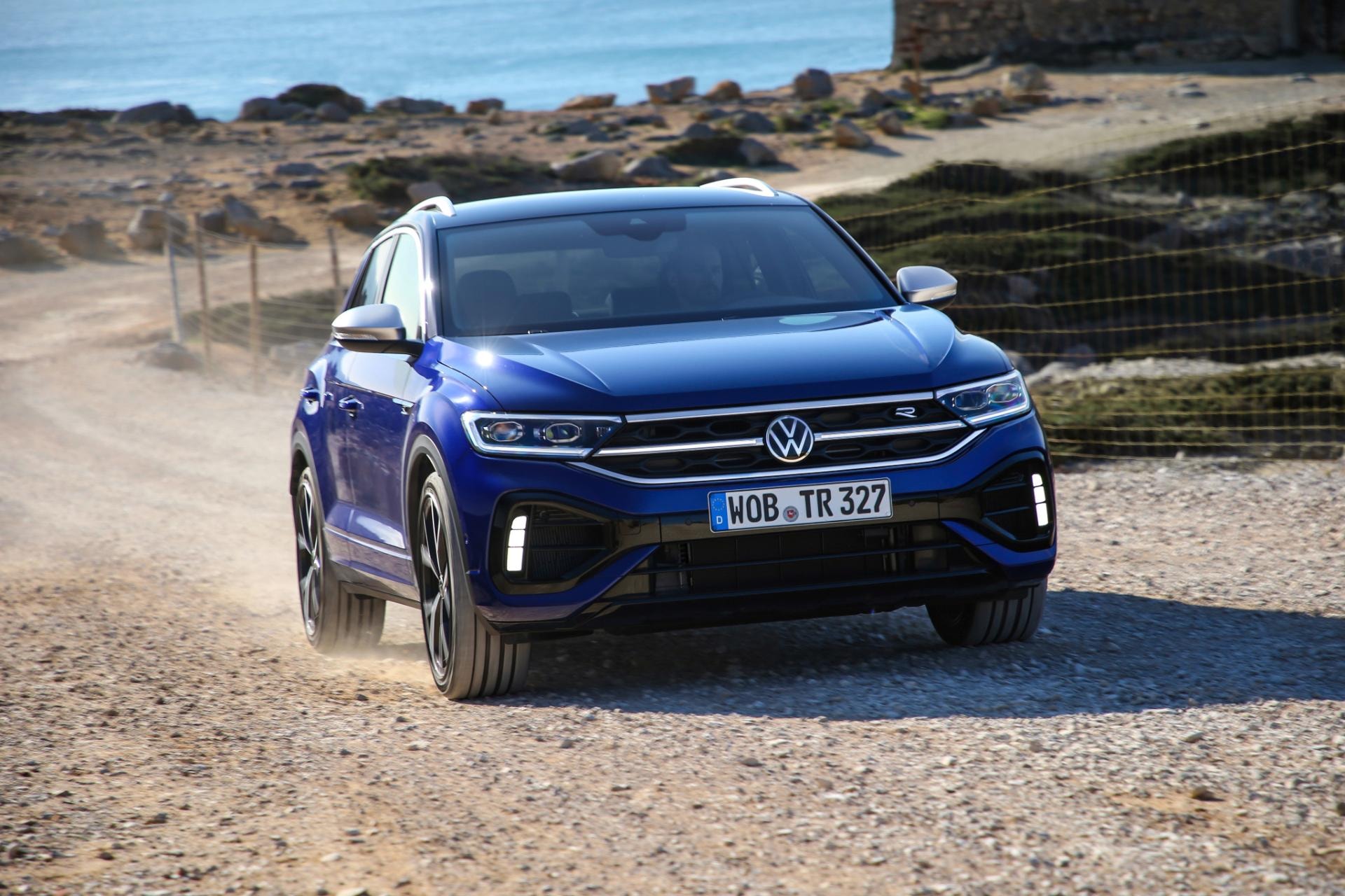 T-Roc R en movimiento, capturando su frontal y presencia en carretera.