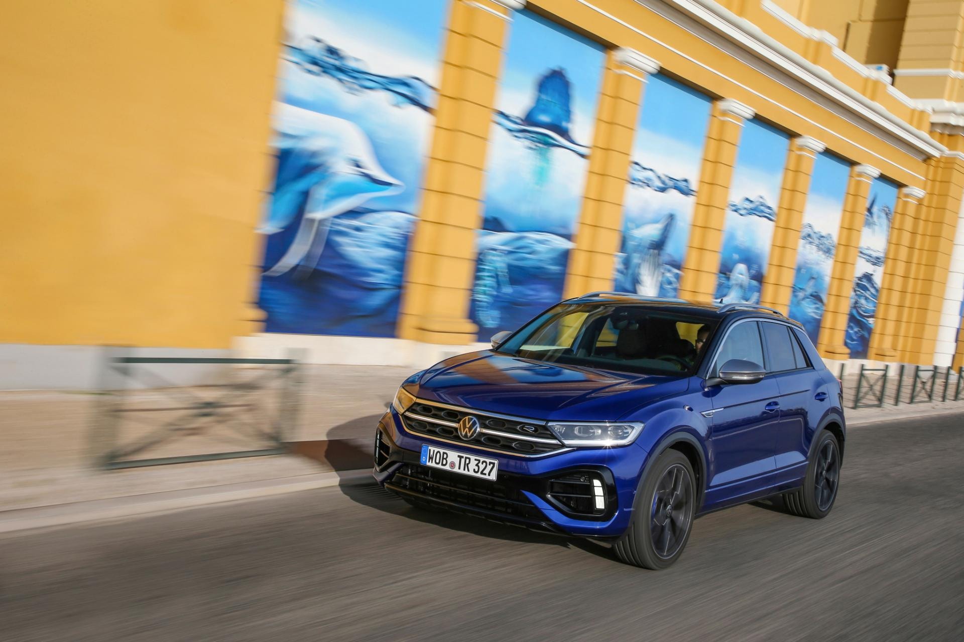 Imagen dinámica resaltando el diseño lateral y la agilidad del T-Roc R.