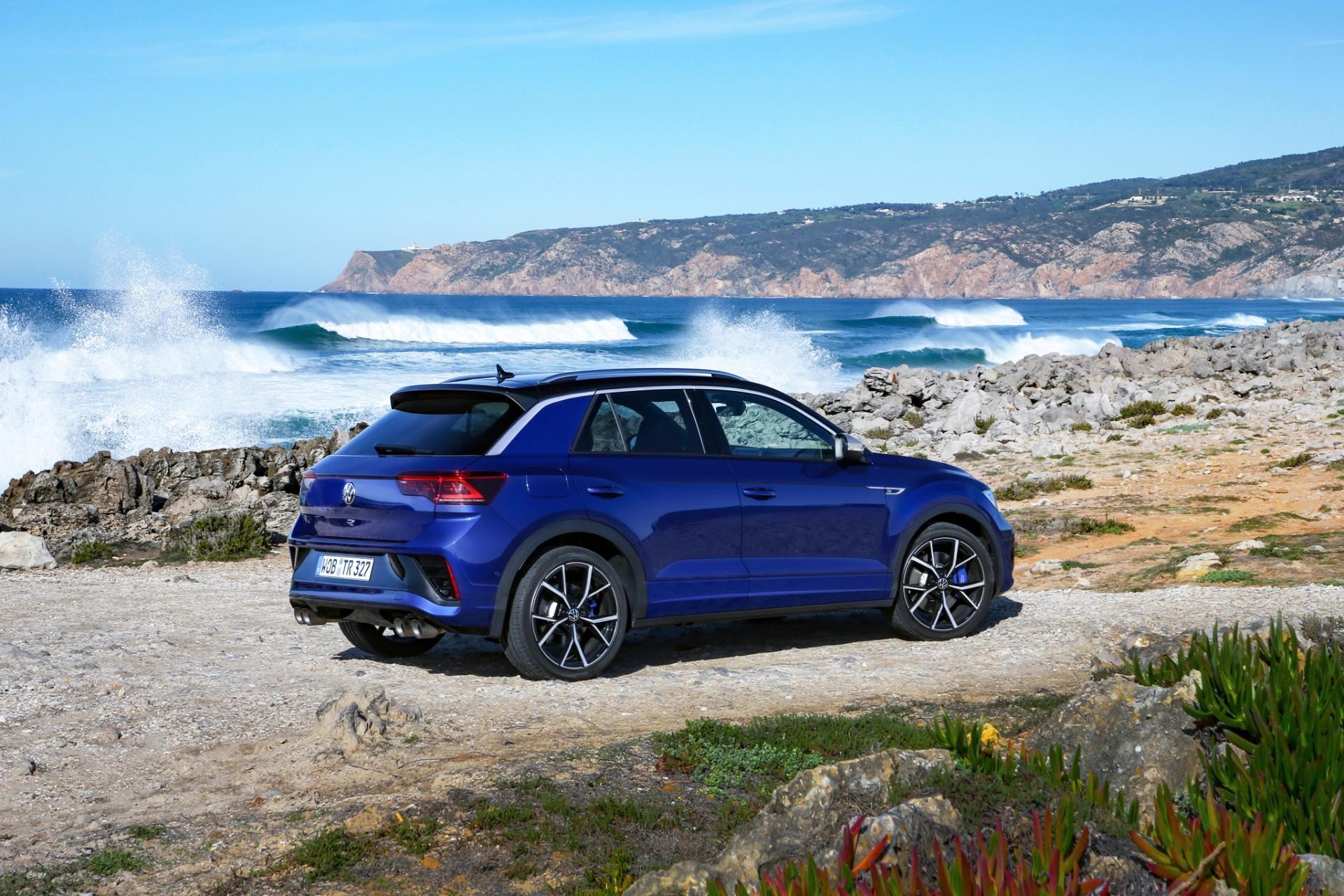 Volkswagen T-Roc R posa con robustez ante un paisaje marítimo.