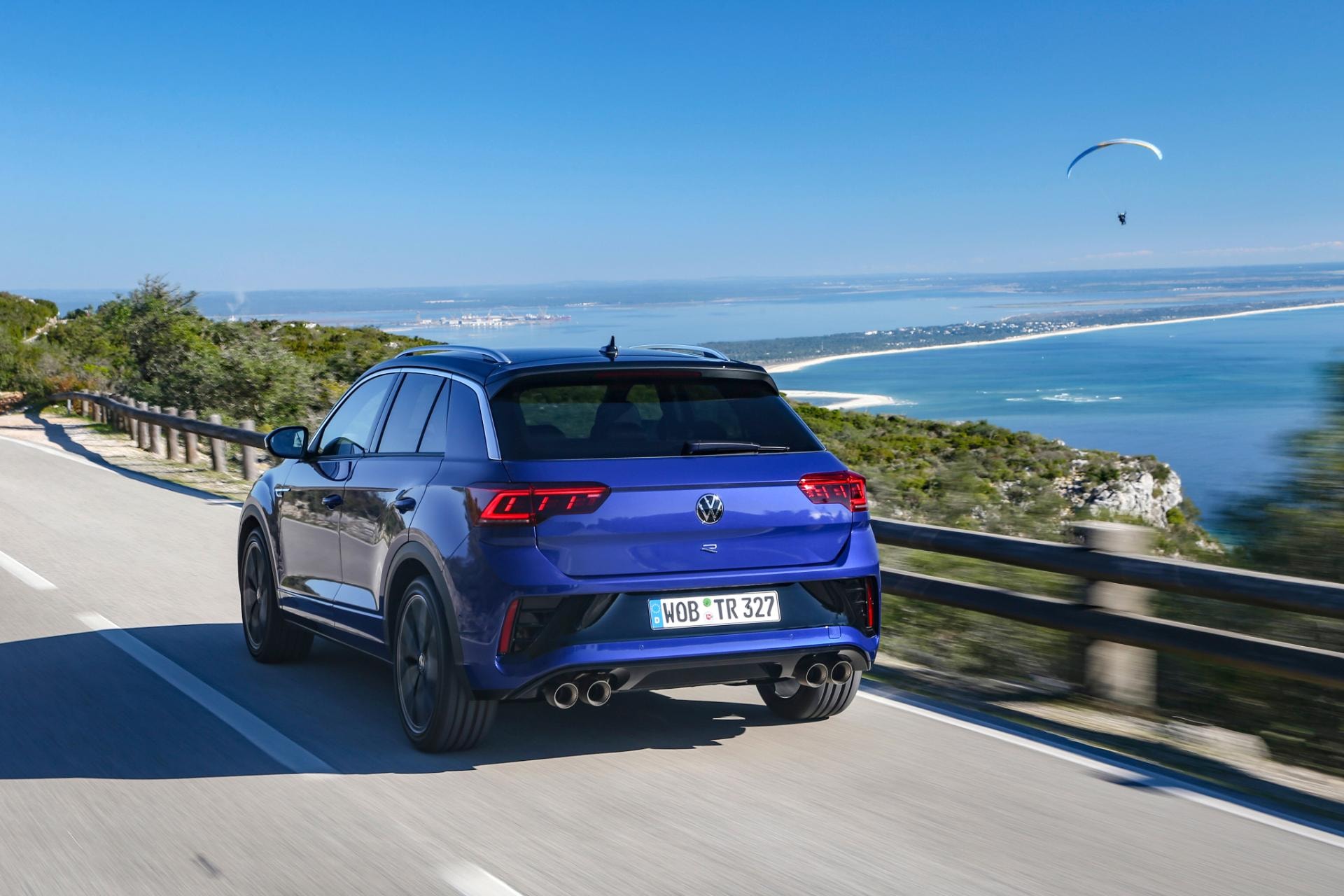 Trasera del T-Roc R capturada en todo su esplendor en ruta costera.