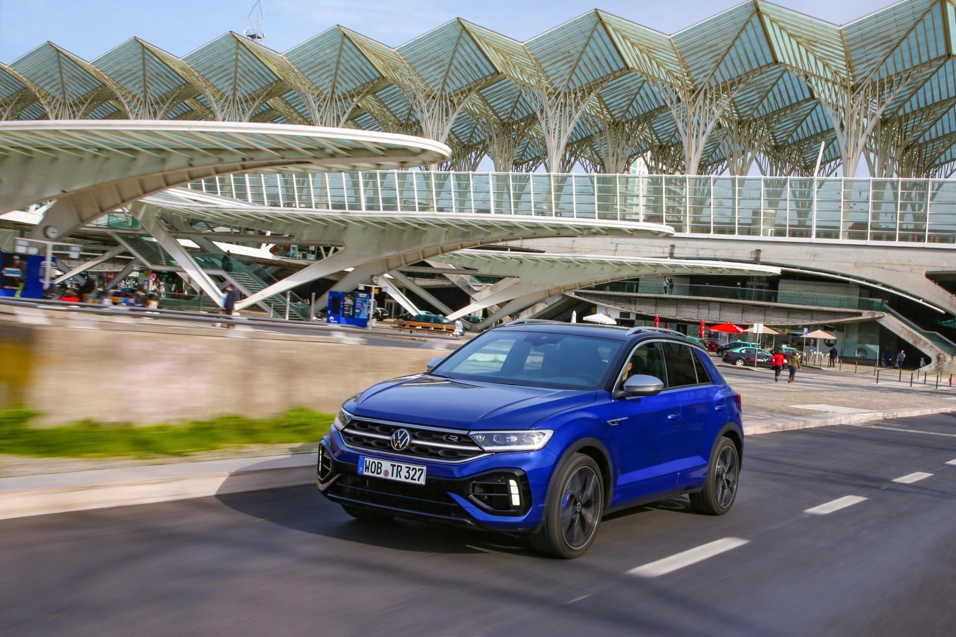 T-Roc R en escenario urbano, demostrando su adaptabilidad y estilo.