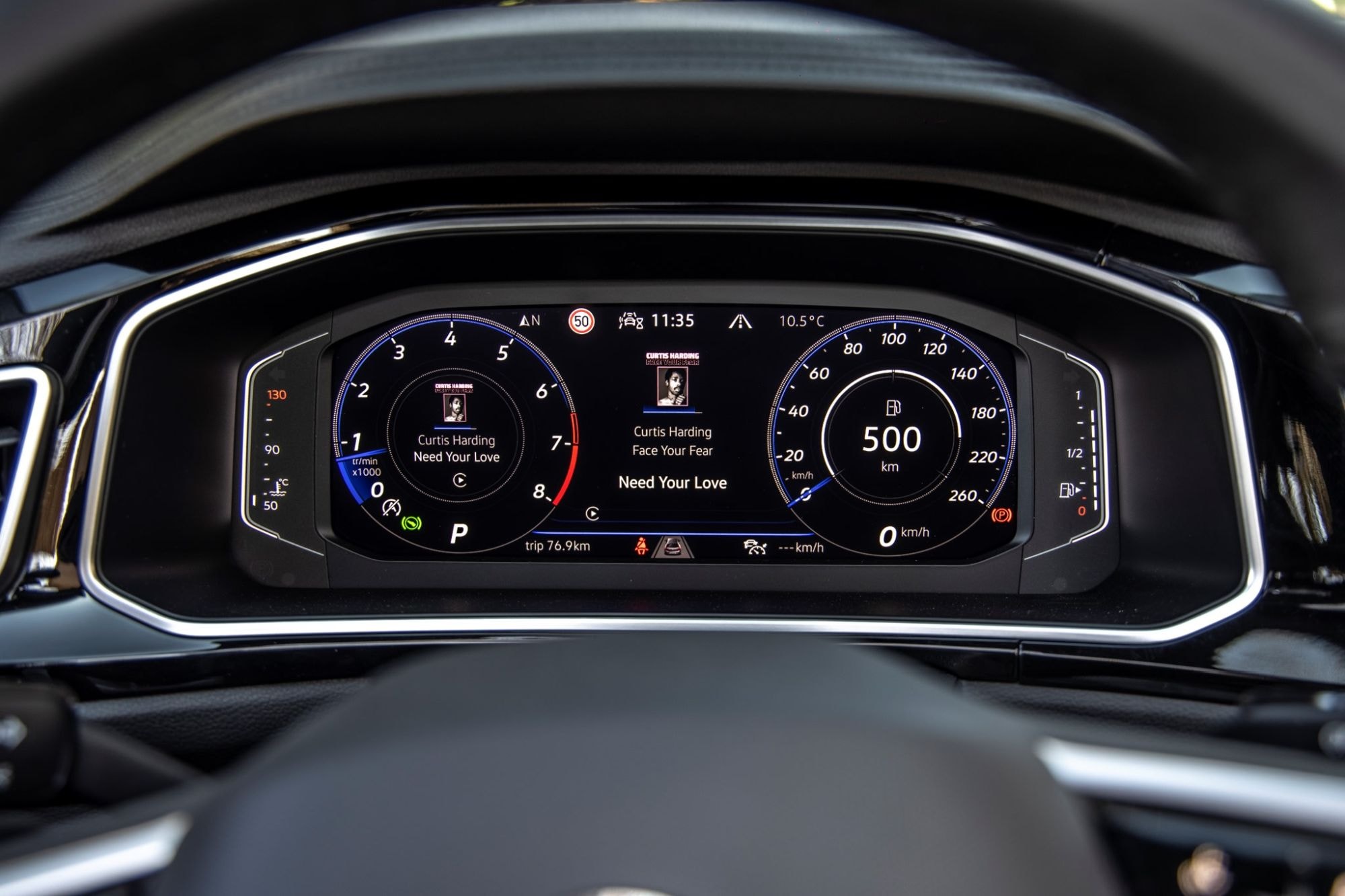 Vista detallada de la pantalla del Volkswagen T-Roc con información de rendimiento.