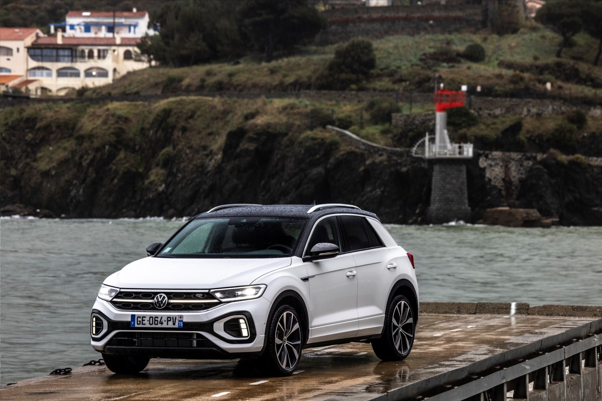 T-Roc azul con el faro de fondo, en un escenario costero.