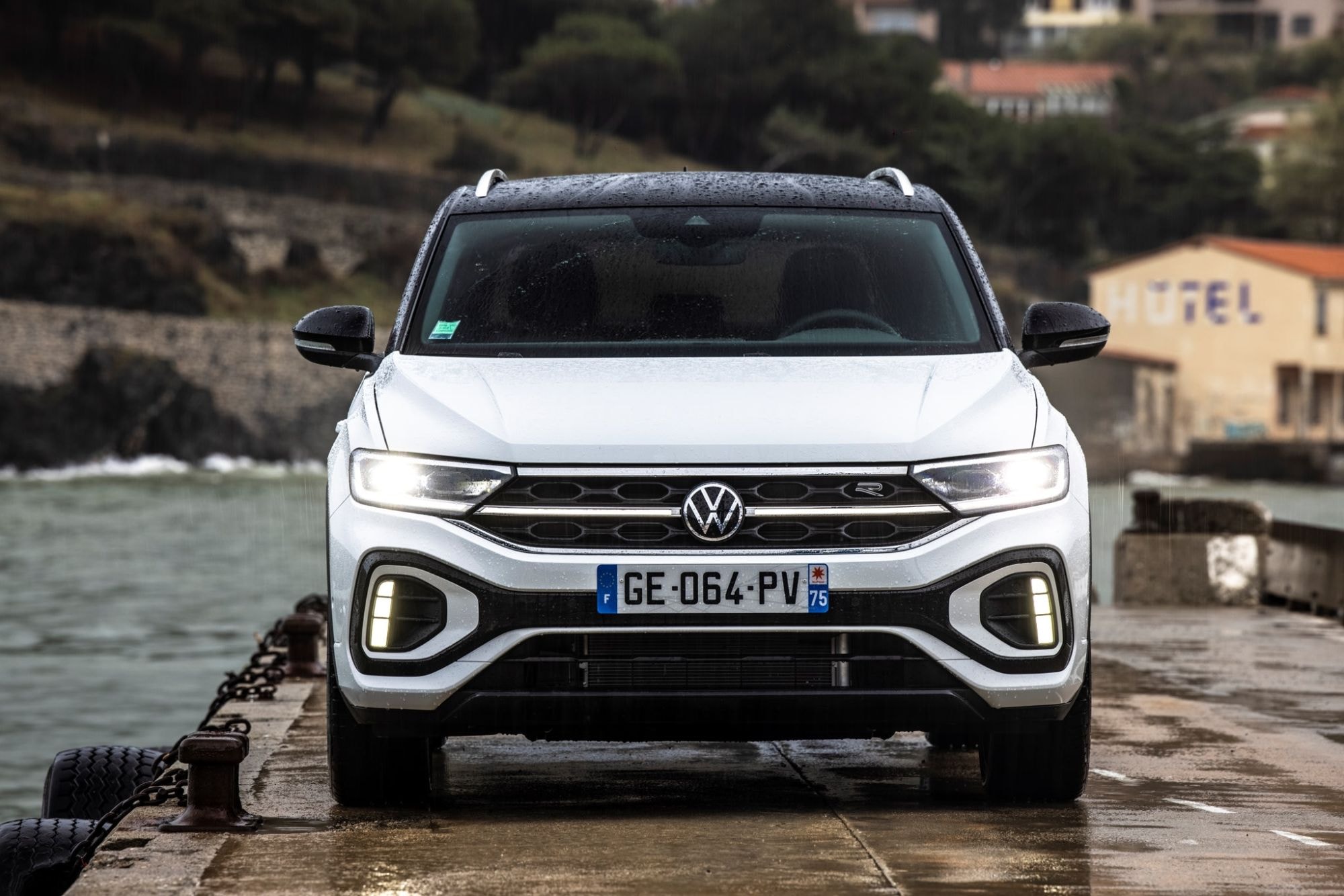 Perspectiva trasera del T-Roc en un embarcadero, tocando el agua.