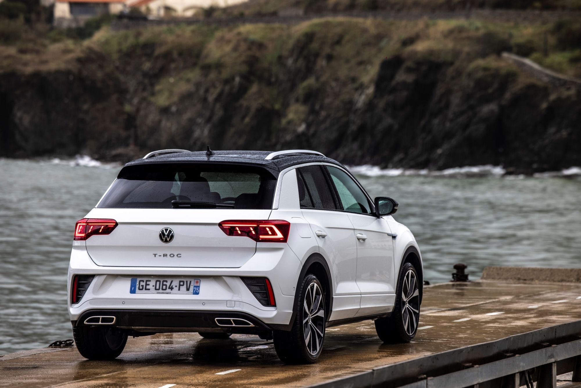 Impresionante frontal del T-Roc blanco, mostrando su diseño.