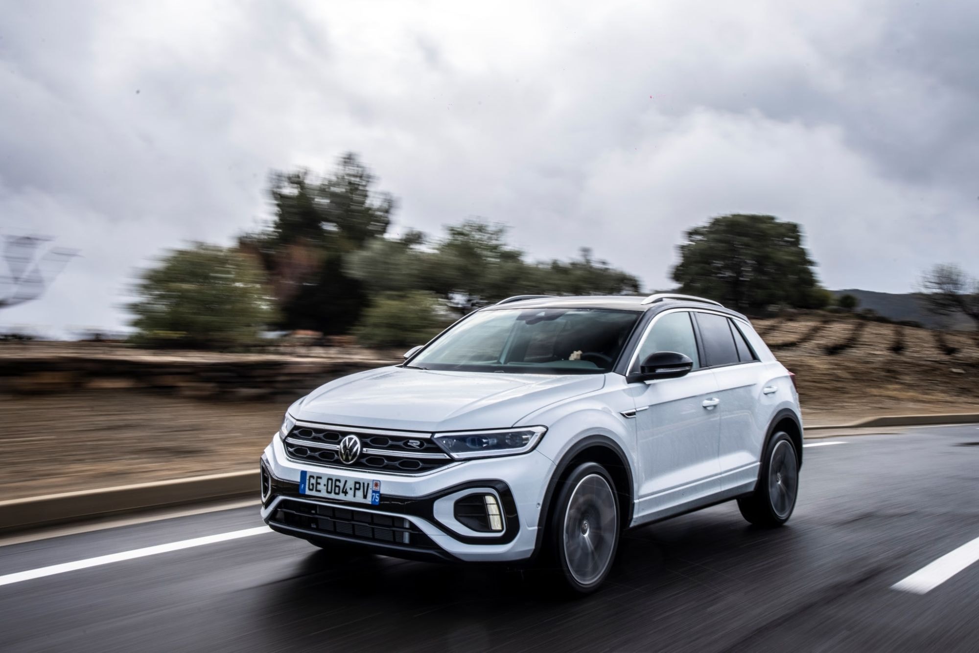 T-Roc blanco destacando su diseño moderno en el muelle.