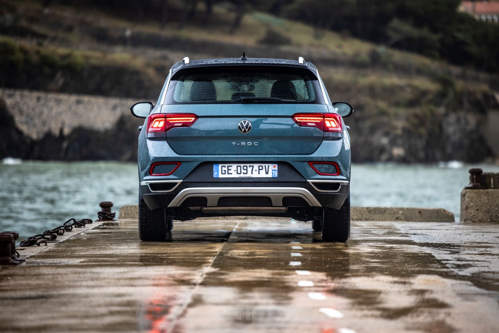 T-Roc destacando su perfil en un entorno natural.