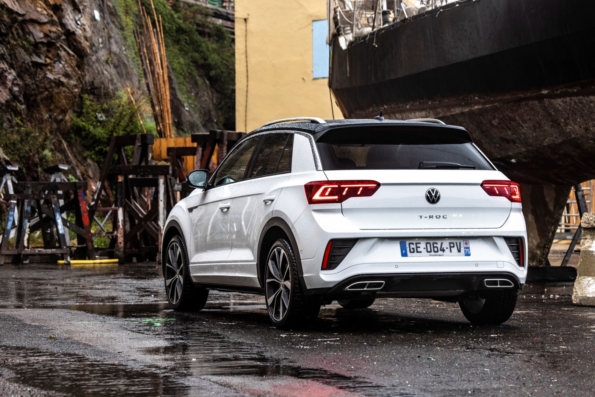 Volkswagen T-Roc con un fondo de acantilados impresionantes.